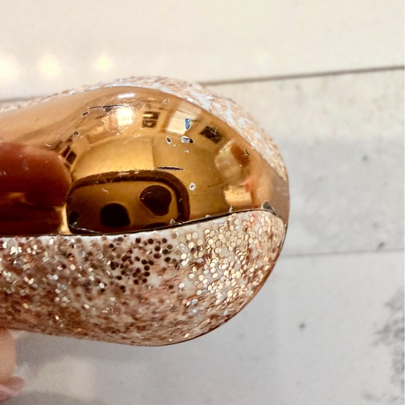 Glittery Gold AirPods (A2031) Case - Picture 9 of 9